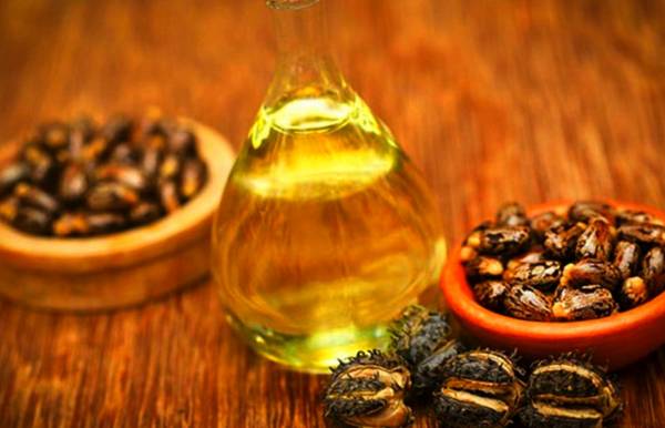 روغن کرچک موجود در پاک کننده آرایش چشم ملایم نیوا 